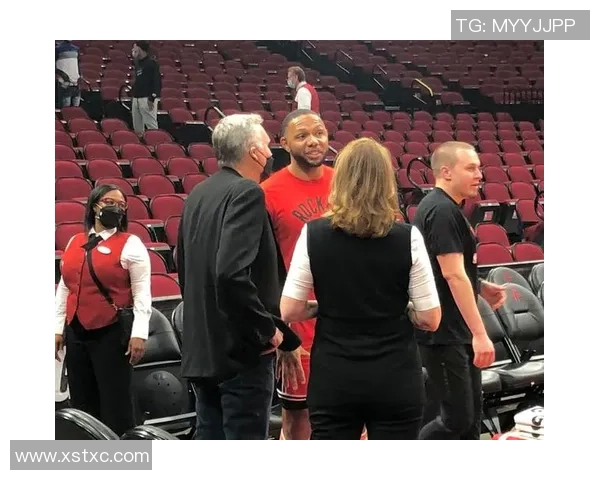 足球巨星低调现身快餐店亲自排队买肯德基引球迷热议