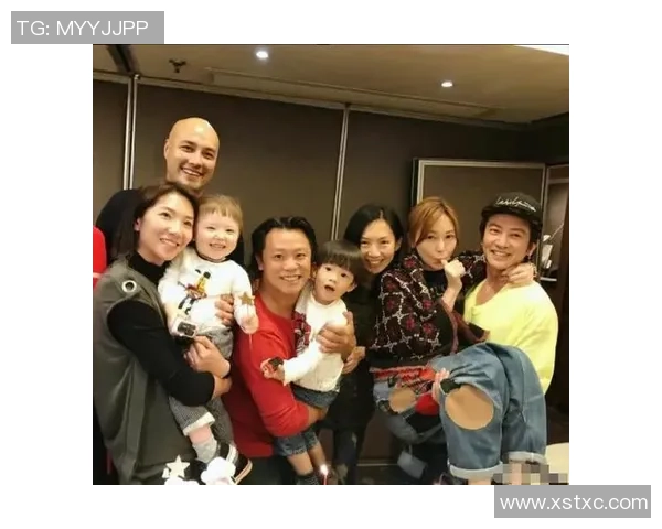 足球球星携妻子温馨合影展现家庭幸福生活引发粉丝热议